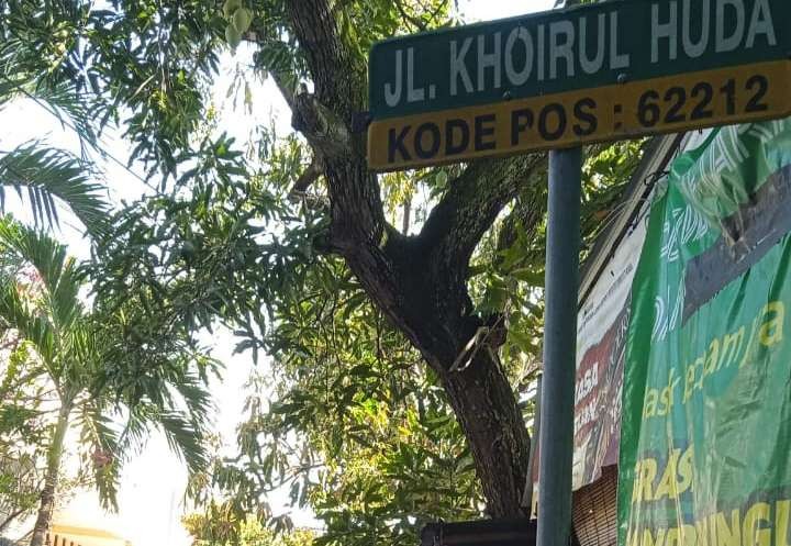 Papan nama Jalan Khoirul Huda, jalan terpendek di tengah kota Lamongan. (Foto: Imron Rosidi/Ngopibareng.id)