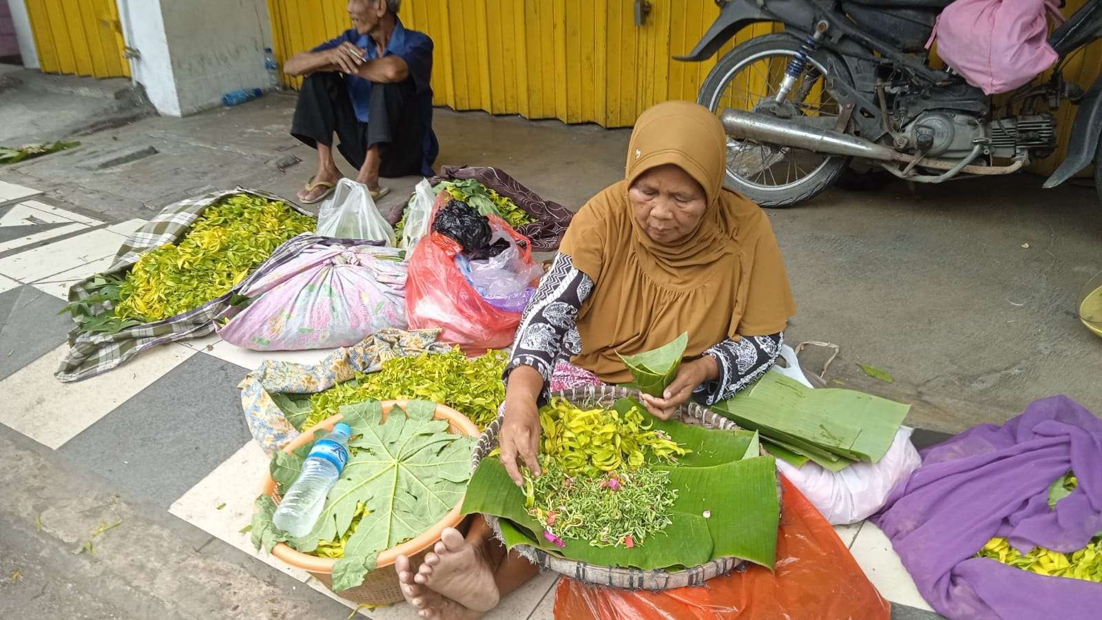 Munikah pedagang bunga asal Gresik yang berjualan di Lamongan.(Foto: Imron Rosidi/Ngopibareng.id)