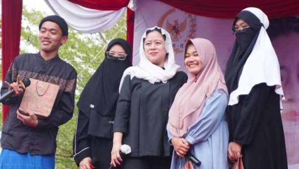 Ketua DPR Puan Maharani bersama pengasuh Pimpes Darul Ulum  Kubu Raya  Kalimabtan Barat (Foto: Media Puan )