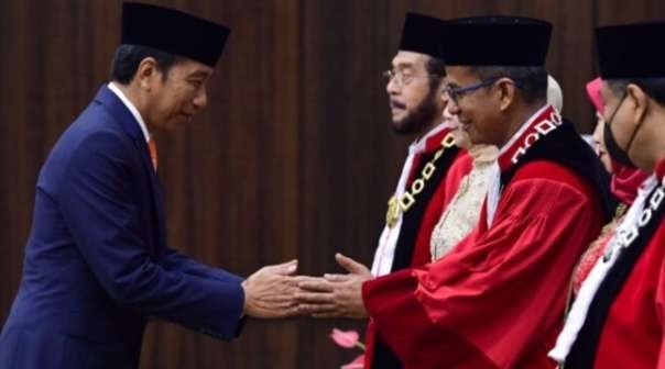 Presiden Joko Widodo menyaksikan secara langsung pengucapan sumpah jabatan Anwar Usman dan Saldi Isra sebagai Ketua dan Wakil Ketua Mahkamah Konstitusi (MK) masa jabatan 2023-2028 . ( Foto: BPMI Setpres)