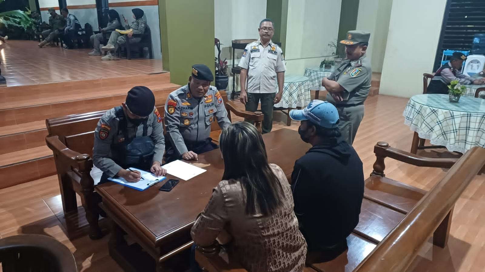 Petugas dari Polres Tuban melakukan pendataan terhadap pasangan bukan suami istri yang terjaring razia di kamar hotel (Foto: Dok Humas Polres Tuban)