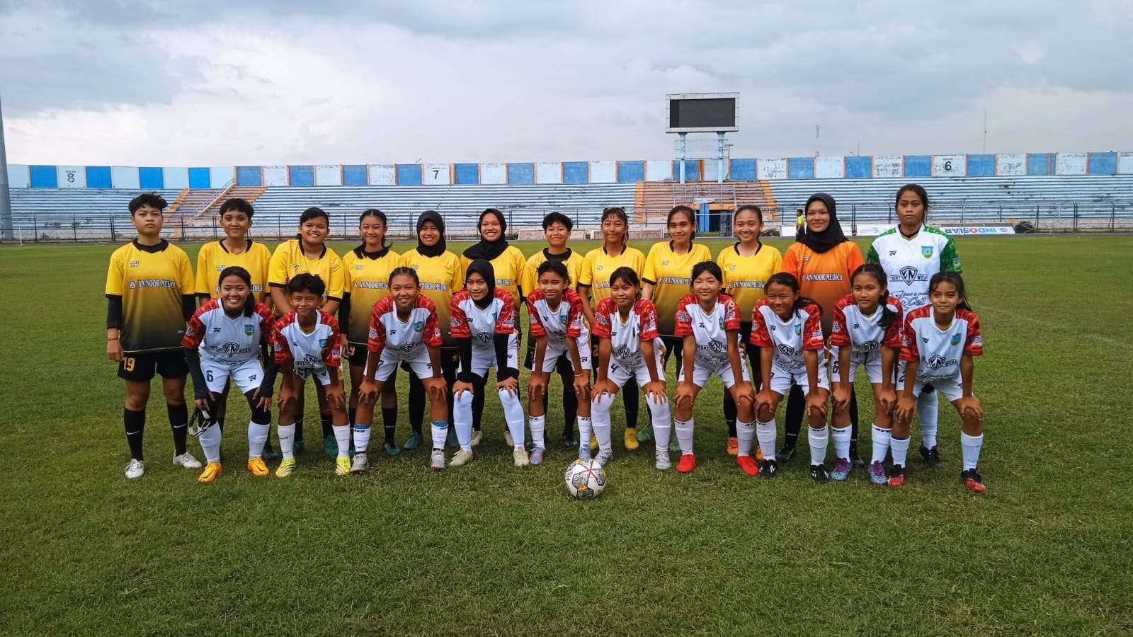Tim sepak bola putri Lamongan (kuning) saat uji coba dengan PS Kawi, Kabupaten Malang (putih) di Stadion Surajaya Lamongan.(Foto: Imron Rosidi/ngopibareng.id)