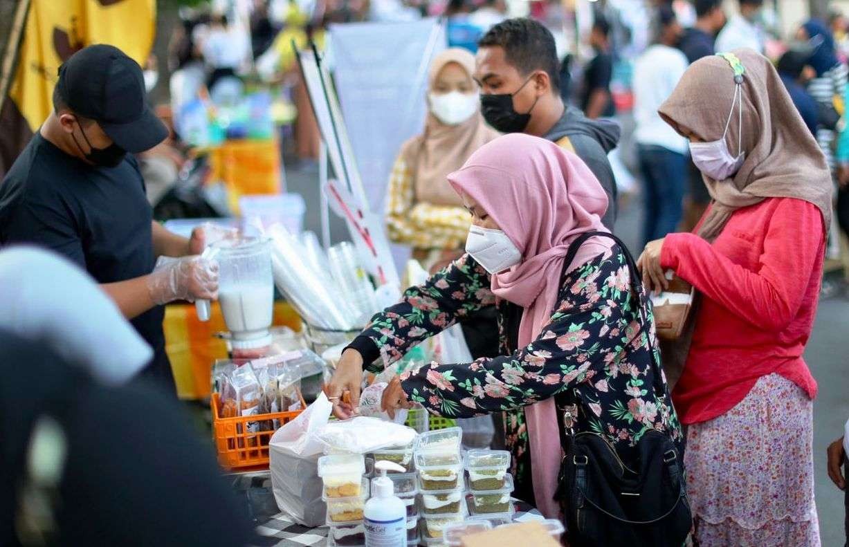 Sejumlah warga membeli menu buka puasa di pasar takjil bulan ramadan tahun lalu (Foto: Humas Pemkab Banyuwangi)