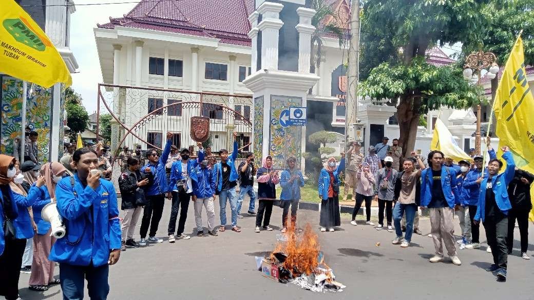 Mahasiswa Tuban yang tergabung dalam PK PMII Makhdum Ibrahim melakukan aksi demo di depan kantor bupati setempat (Khoirul Huda/Ngopibareng.id)