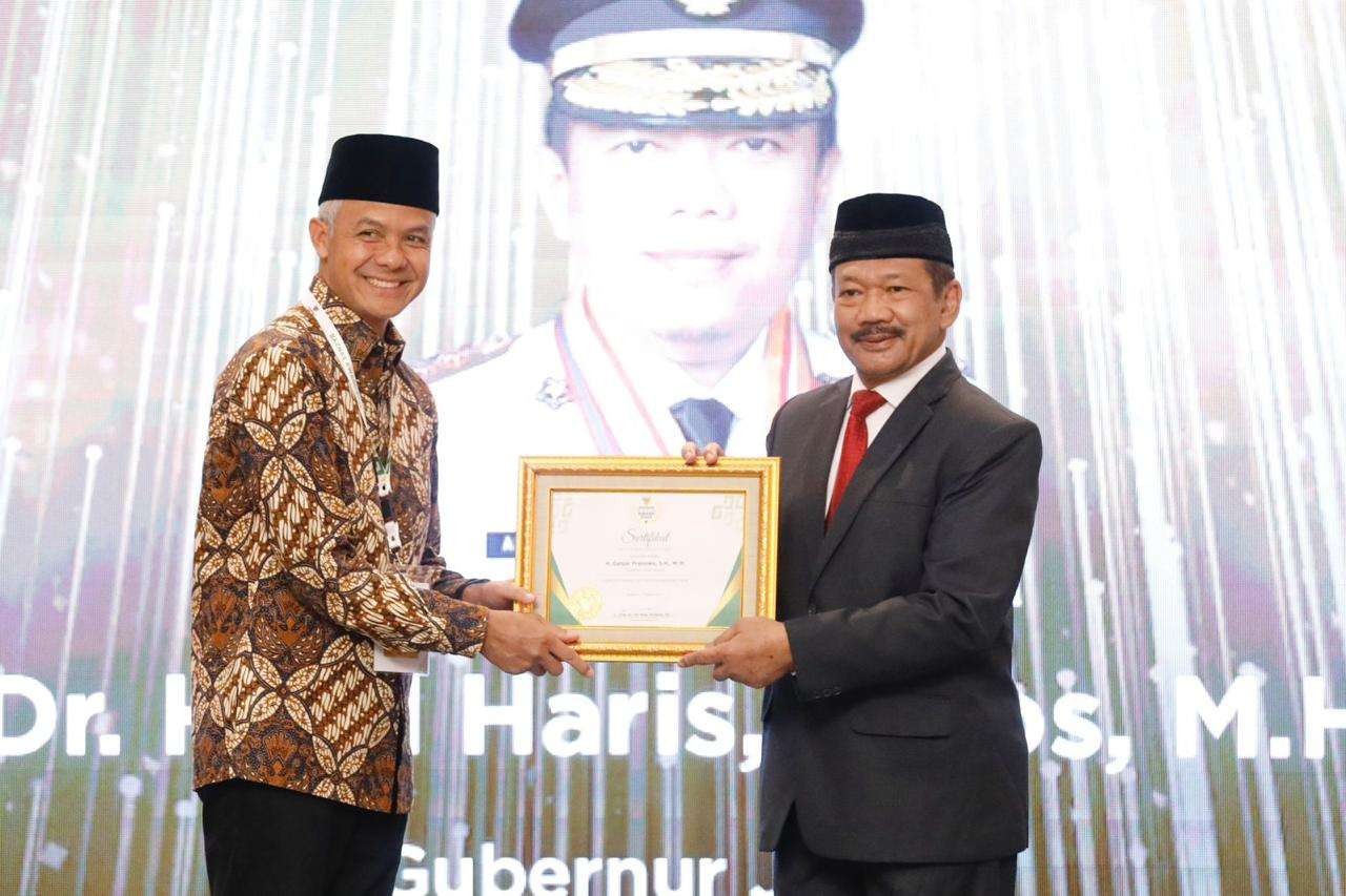 Gubernur Jawa Tengah, Ganjar Pranowomendapat penghargaan sebagai Gubernur Pendukung Utama Pengelolaan Zakat di Indonesia. (Foto: Pemprov Jateng)