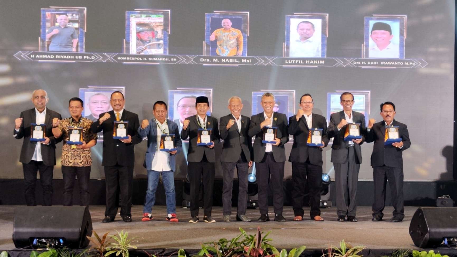 Ketua IMI Jatim, Bambang Haribowo (lima dari kanan), usai memberi penghargaan kepada stakeholder IMI Jatim, pada IMI Jatim Jatim Award 2023 di Surabaya, Senin 20 Maret 2023 malam. (Foto: Fariz Yarbo/Ngopibareng.id)