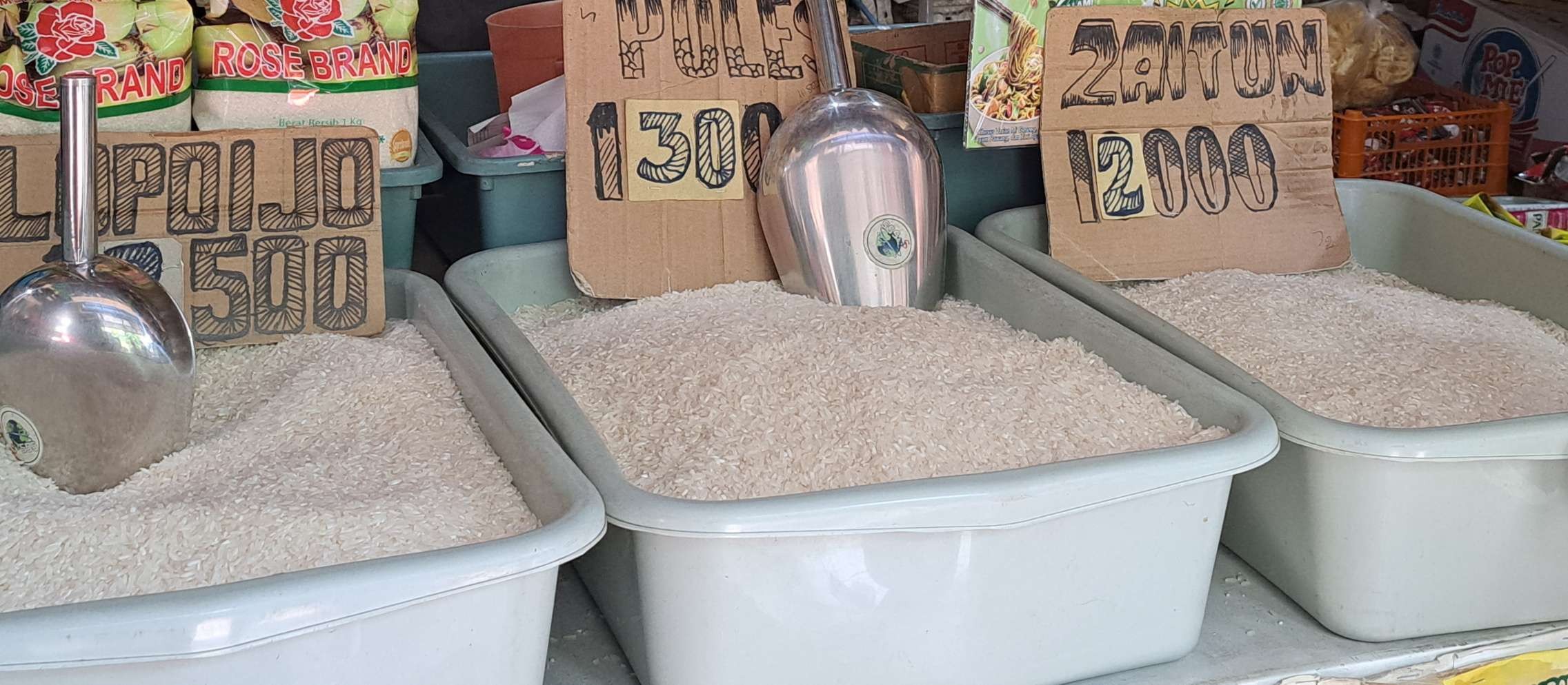 Beras mengalami kenaikan harga di Pasar Surabaya, tapi beras Bulog justru menghilang. (Foto: Pita Sari/Ngopibareng.id)