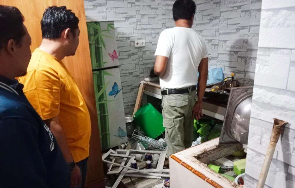 Petugas Polsek Glagah mengecek kondisi dalam villa pasca ledakan akibat kebocoran gas (Foto: istimewa)