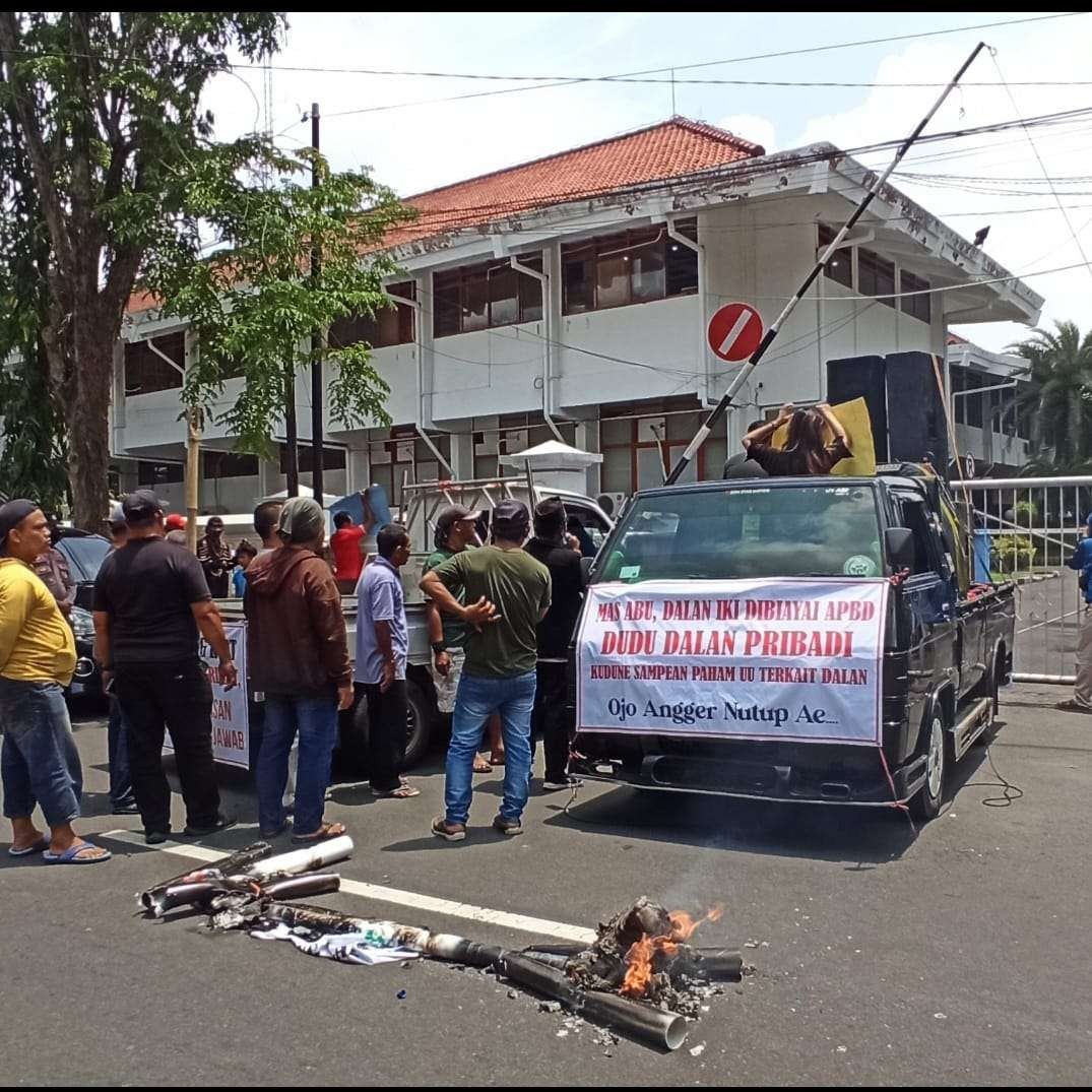 Warga ngelurug balai kota menuntut Pemkot Kediri buka akses Jalan GOR Jayabaya. (Foto: Fendi Lesmana/Ngopibareng.id)
