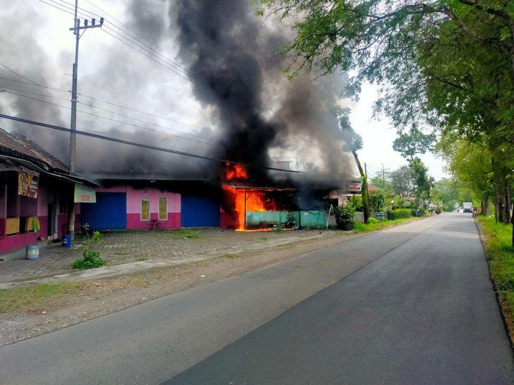 Warung Retno di Desa Pagerwojo, Kecamatan Kesamben, Kabupaten Blitar terbakar, Selasa 21 Maret 2023 jam 11.15 WIB.(Foto: istimewa)