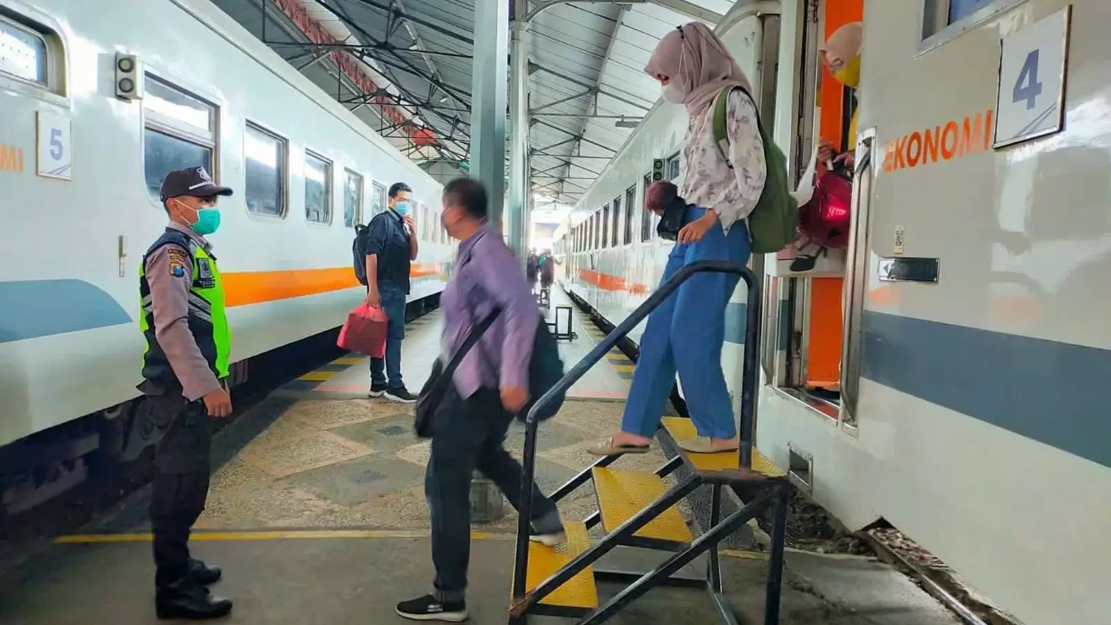 Perjalanan menggunakan kereta api saat libur Nyepi. (Foto: Dokumentasi PT KAI)