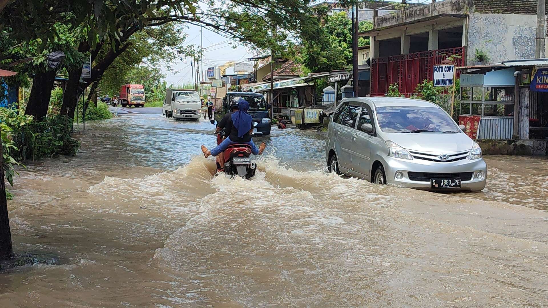 Jalur alternatif Mojokerto-Jombang banjir. (Foto Deni Lukmantara/Ngopibareng)