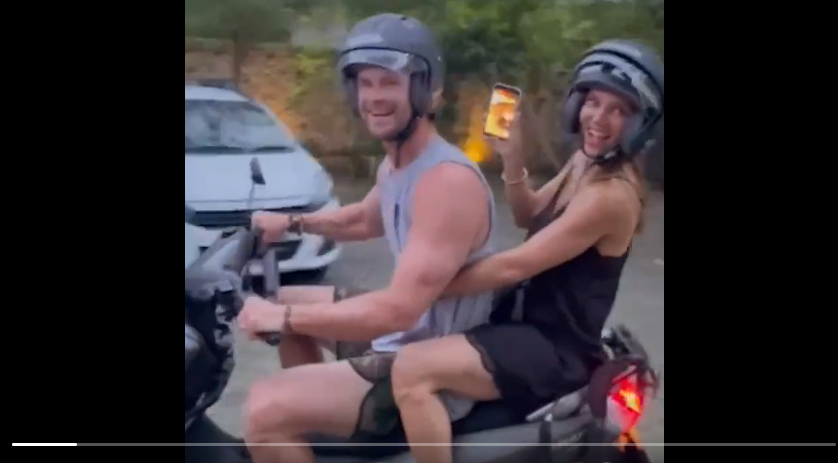 Chris Hemsworth naik motor di Bali sambil mengenakan helm. (Foto: Twitter @chrishemsworth)