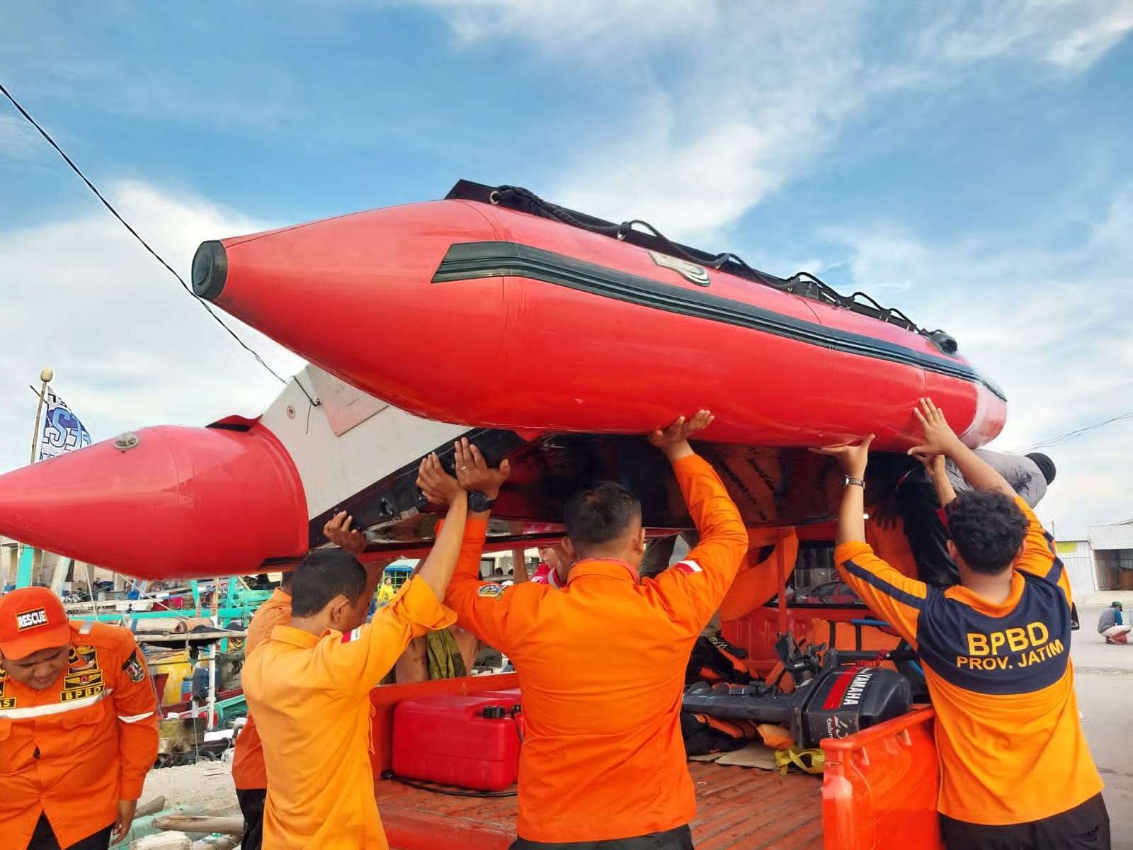 Petugas BPBD Kabupaten Tuban menerjunkan perahu karet, untuk melakukan upaya pencarian korban yang masih belum ditemukan. (Foto: Dokumentasi BPBD Tuban)