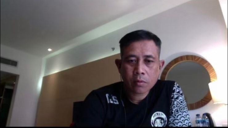 Pelatih Arema FC, Joko ‘Gethuk’ Susilo saat sesi konferensi pers via Zoom, membahas jadwal latihan saat Ramadan. (Foto: Tangkapan Layar/Ngopibareng.id)