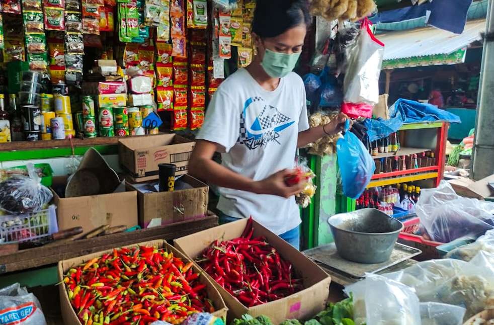 Pedagang Pasar Baru Porong saat menimbang cabai (foto : Aini/Ngopibareng.id)