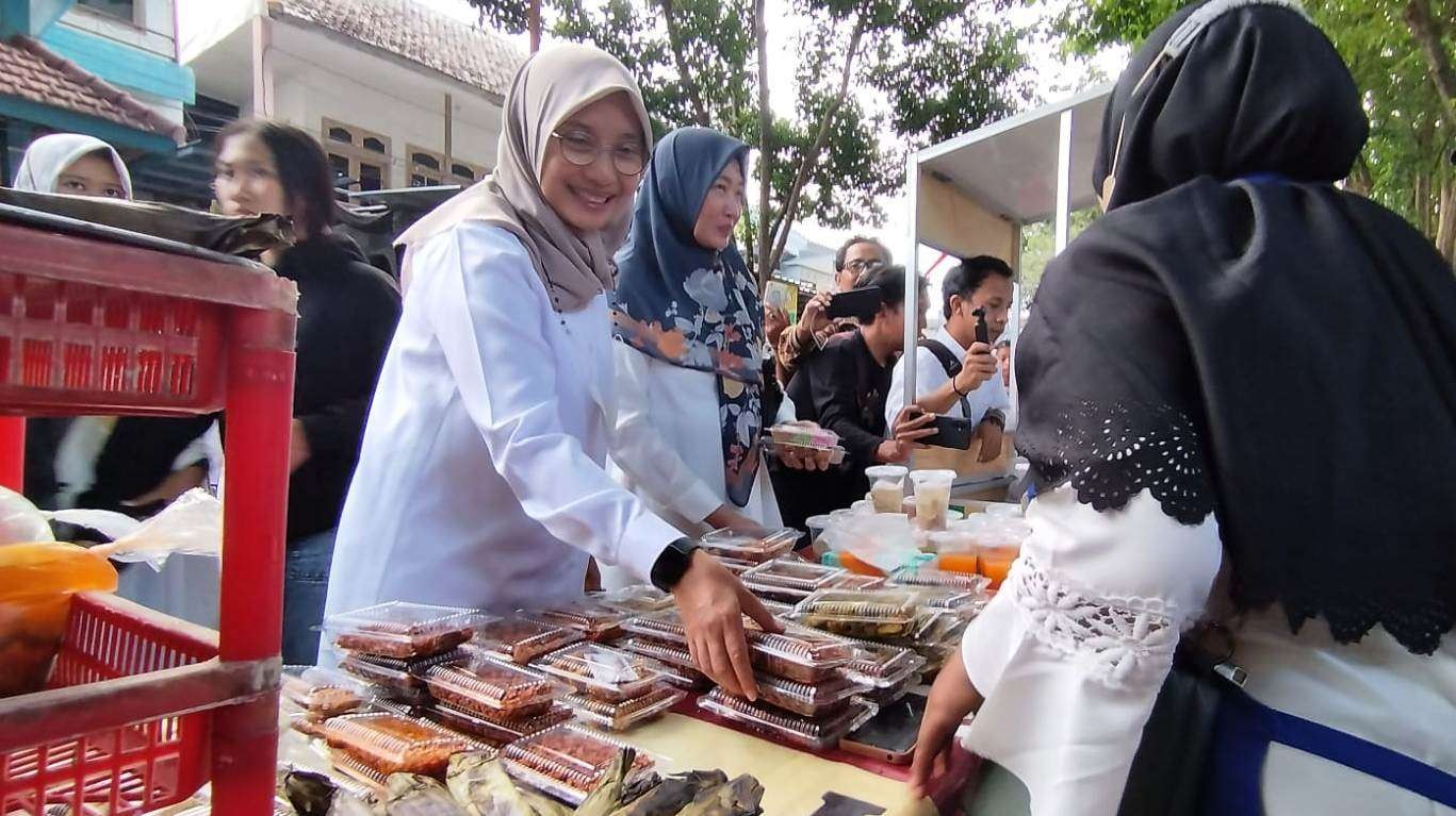Bupati Banyuwangi Ipuk Fiestiandani berbelanja takjil di Ramadhan Street Food Banyuwangi. (Foto: Muh Hujaini/Ngopibareng.id)