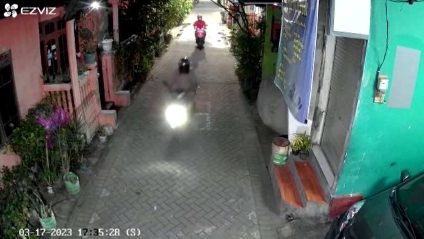 Sepeda motor mahasiswi UINSA di Jalan Wonocolo (Foto: rekaman CCTV warga)