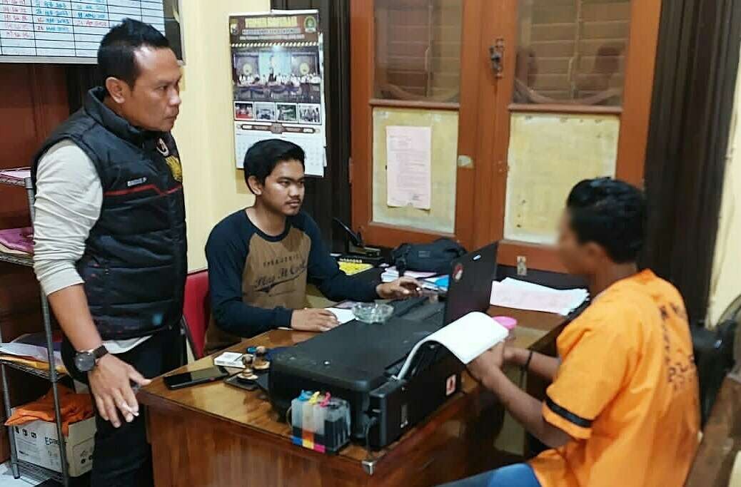 Tersangka pengedar pil koplo asal Jember diperiksa penyidik Satresnarkoba Polres Bondowoso.(Foto:Guido/Ngopibareng.id)