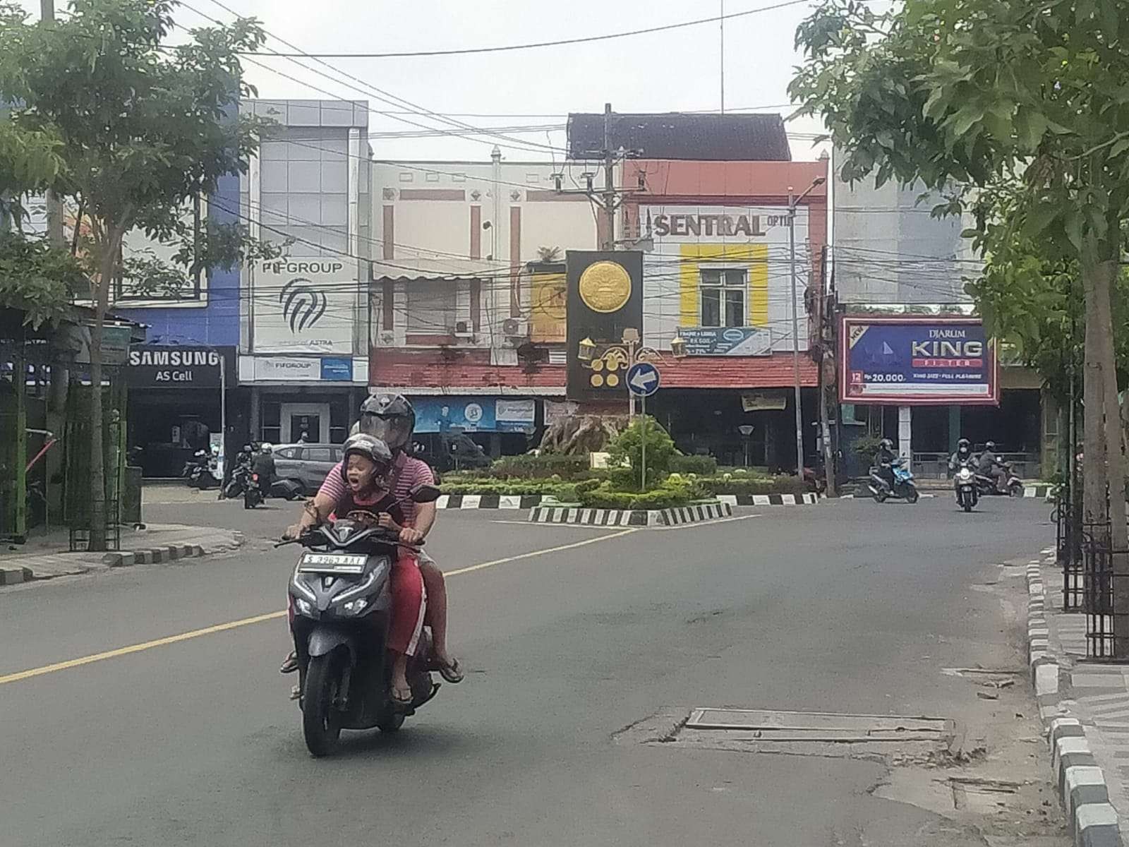 Jalan Gajah Mada atau tepatnya di Tugu Adipura, Kota Bojonegoro yang merupakan jalur nasional penghubung Surabaya-Semarang, terlihat sepi saat hari pertama bulan puasa, Kamis 23 Maret 2023. (Foto: sujatmiko/Ngopibareng.id)