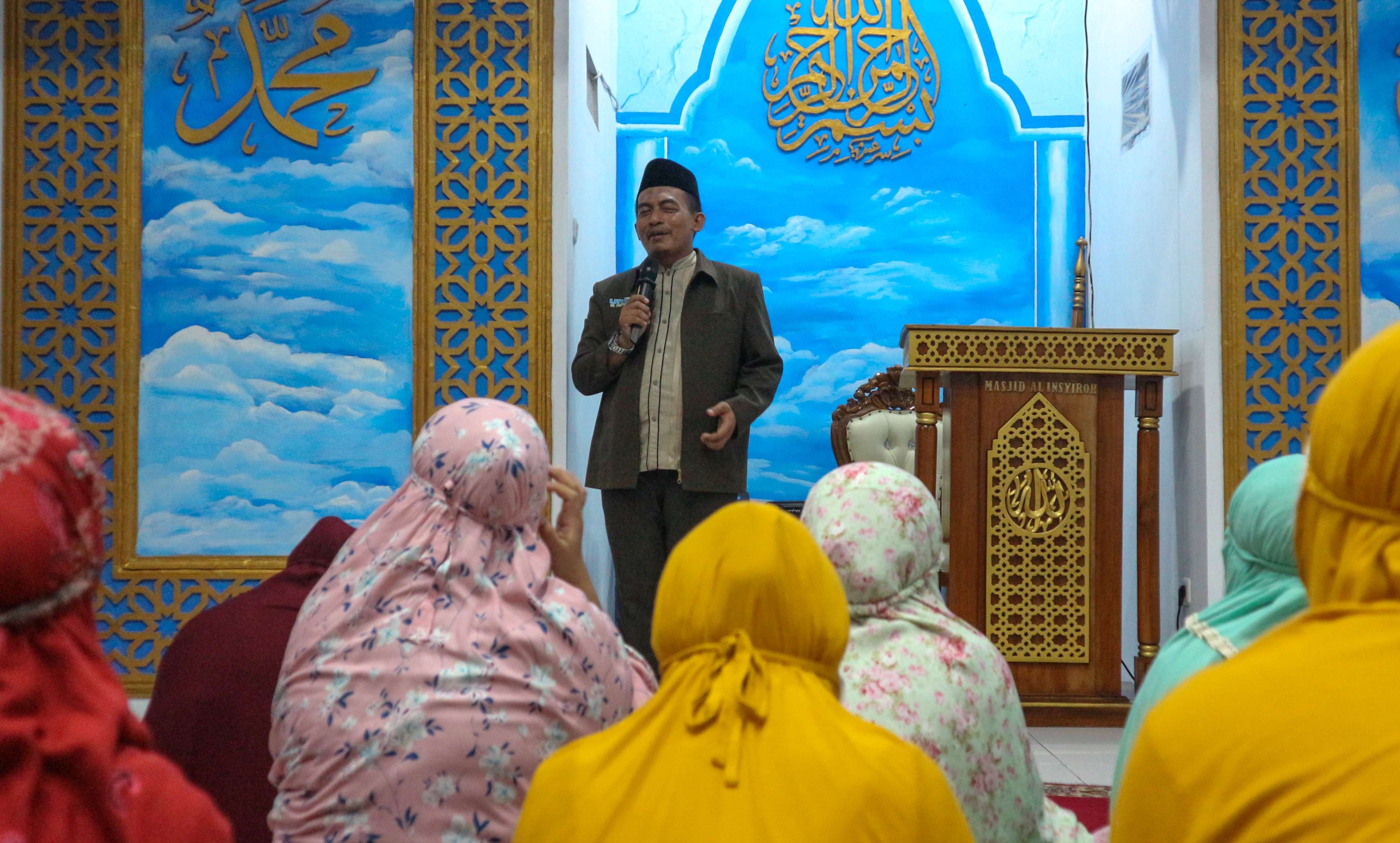 Ustaz dari Yayasan YDSF saat menyampaikan ceramah agama usai jamaah shalat terawih (foto : Aini/Ngopibareng.id)