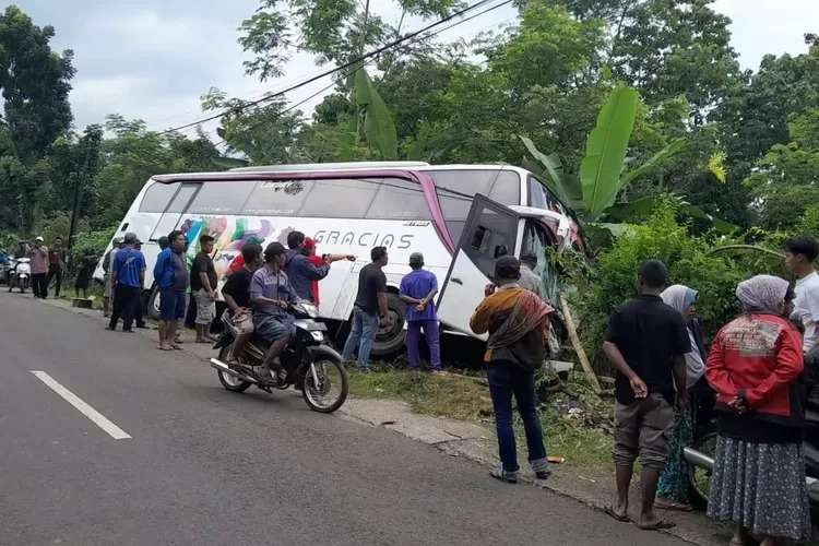 Bus pariwisata yang mengalami rem blong di Jalan Raya Lumbang, Kabupaten Probolinggo. Kini, kendaraan di atas 5 ton dilarang melintasi jalur ini. (Foto: Ikhsan Mahmudi/Ngopibareng.id)