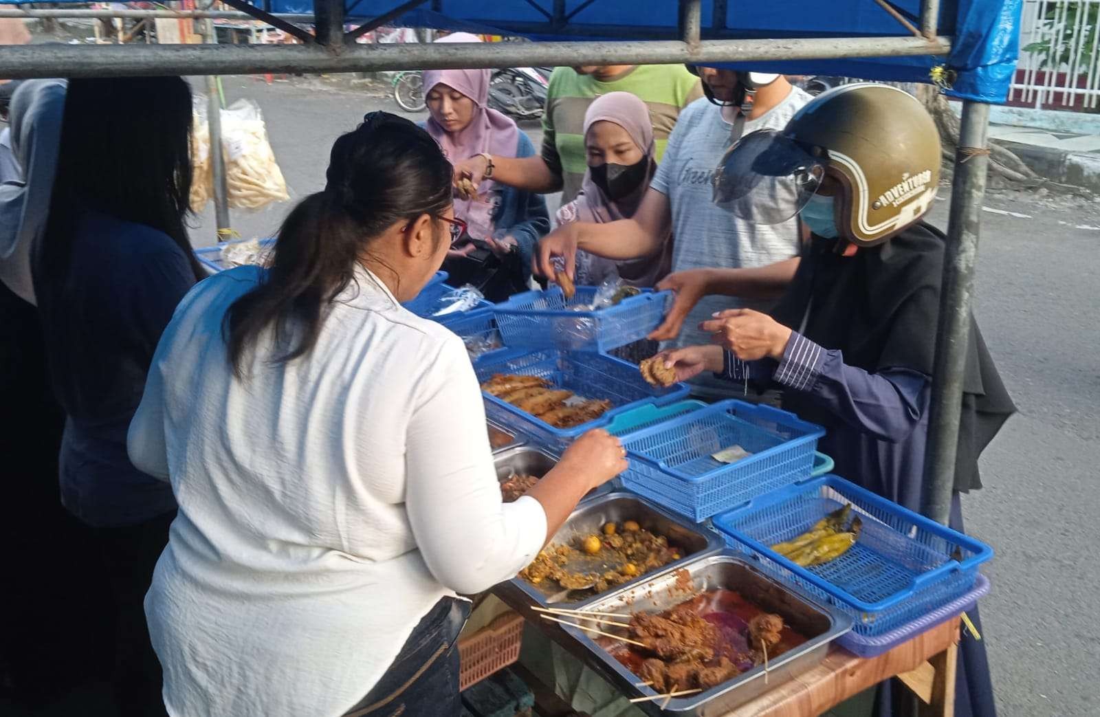Pedagang makanan dadakan khusus di bulan Ramadan (Foto: imron Rosidi/ngopibareng.id)