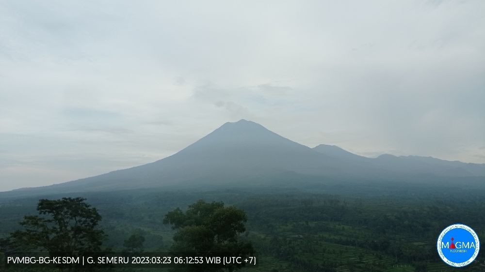 Gunung Semeru pada pengamatan visual Kamis 23 Maret 2023. (Foto: dok. magma.esdm)