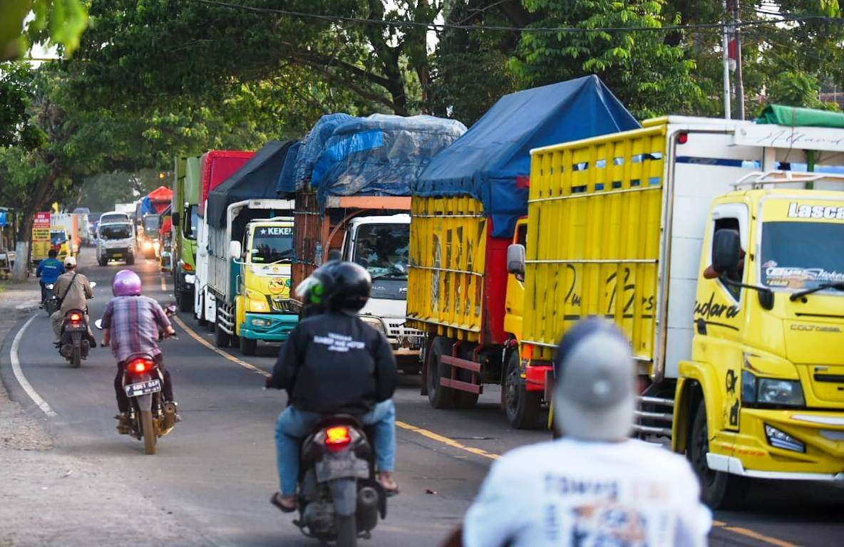 Antrean kendaraan barang menuju pelabuhan Ketapang setelah ditutup selama 30 jam (foto: istimewa)