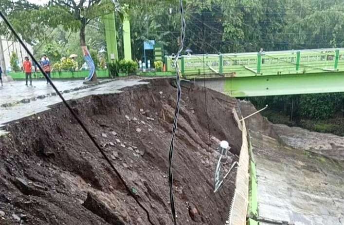 Plengsengan Jembatan Ki Ronggo di Sungai Sekarputih ambrol, paska hujan lebat lebih dari tiga jam mengguyur Bondowoso, Jumat 24 Maret 2023.(Foto: Guido Saphan/Ngopibareng.id)