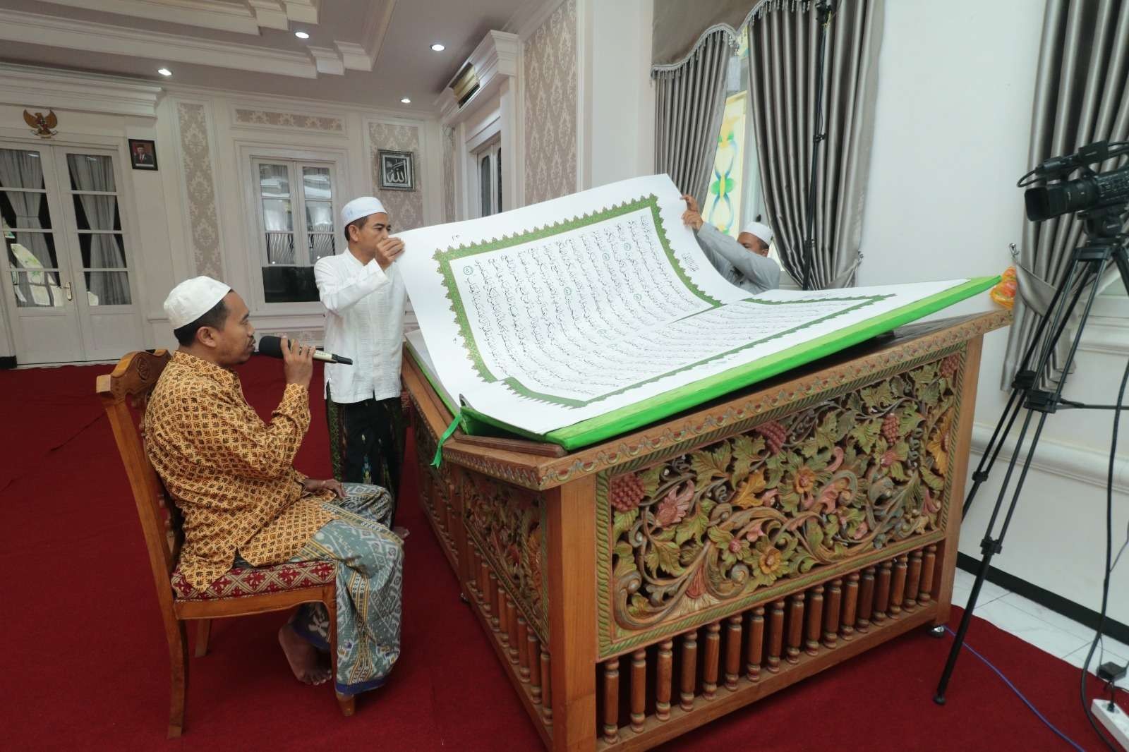 Para qari sedang membaca Mushab Al Qur'an raksasa di Rumah Dinas Walikota Probolinggo. (Foto: Ikhsan Mahmudi/Ngopibareng.id)