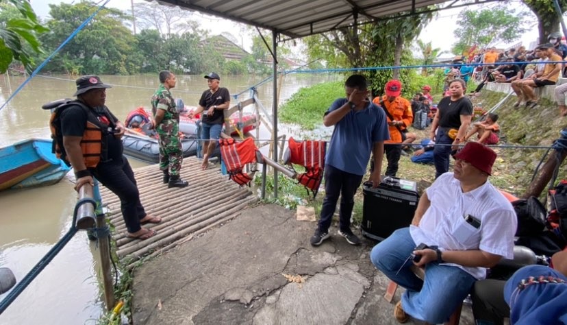 Petugas gabungan cari korban hilang akibat perahu tenggelam di Jalan Raya Mastrib (Foto: Andhi Dwi/Ngopibareng.id)