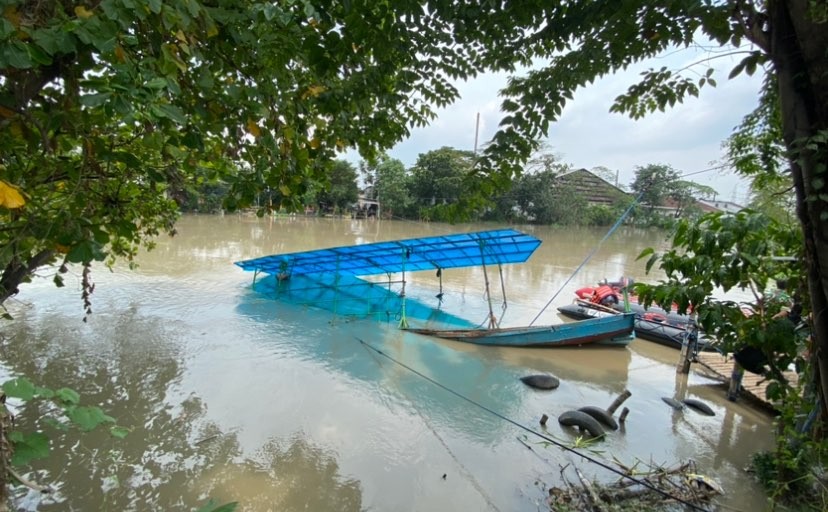 Perahu tenggelam di Sungai Brantas, Jalan Raya Mastrip, Surabaya (Foto: Andhi Dwi/Ngopibareng.id)