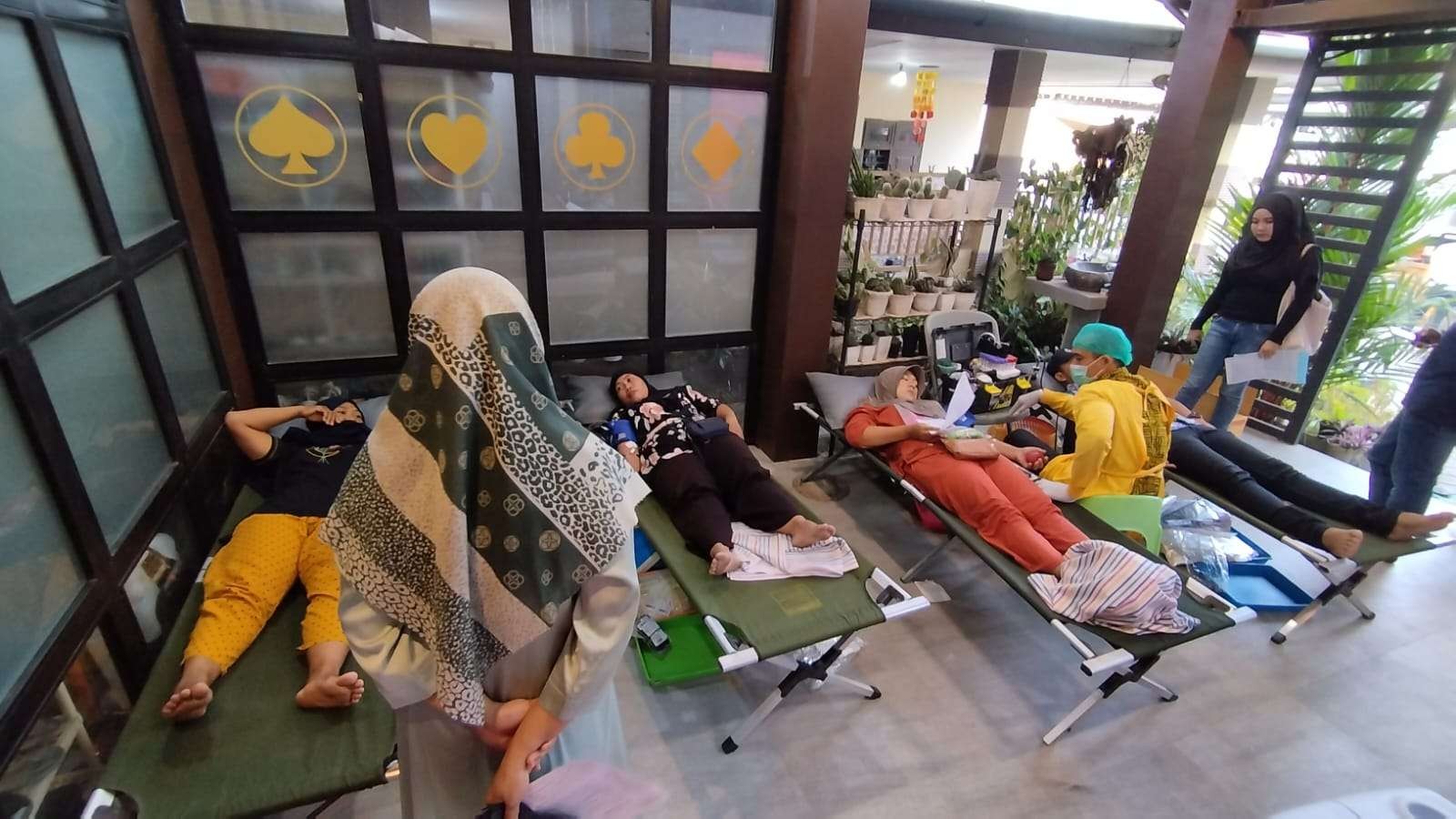 Warga Banyuwang melakukan donor darah sembari menunggu waktu buka puasa. (Foto: Muh Hujaini/Ngopibareng.id)