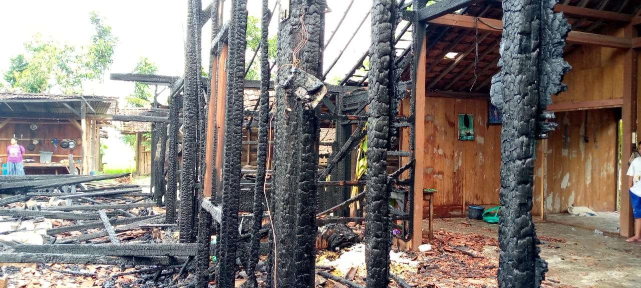 Sisa kebakaran rumah di Kecamatan Jati, Blora (Foto: Ahmad Sampurno/Ngopibareng.id)