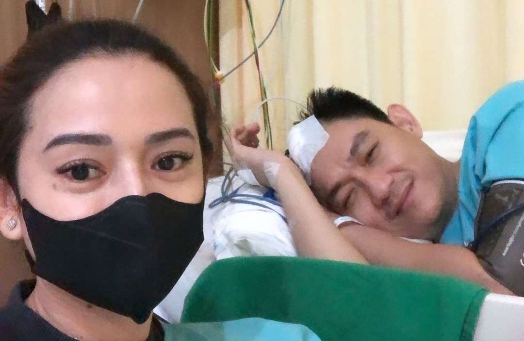 Musisi Ifan Seventeen usai menjalani operasi tumor di kepala ditemani sang istri, Citra Monica. (Foto: Instagram Ifan Seventeen)