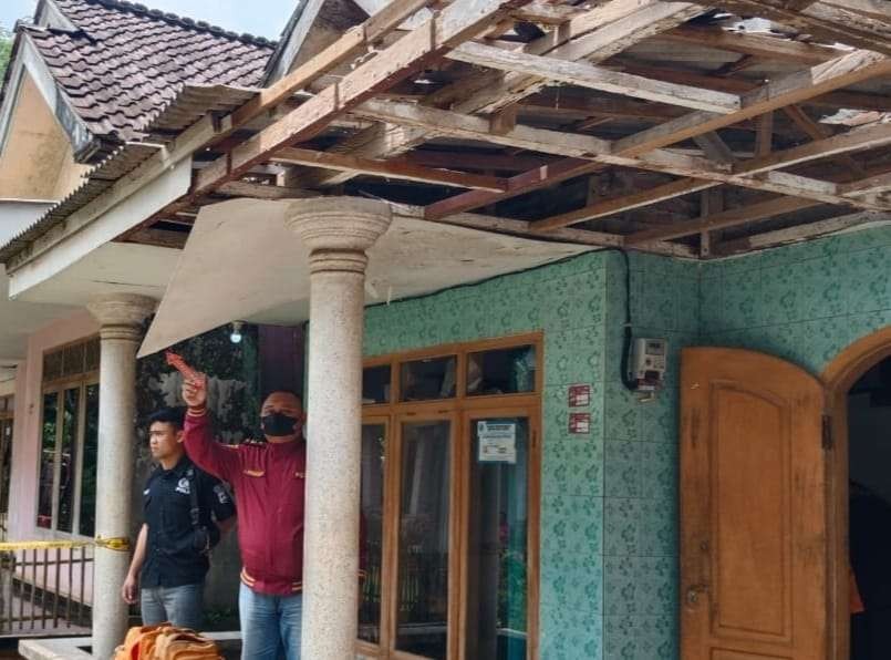 Jajaran Polsek Tiris melakukan olah TKP di rumah yang dilempar peledak. (Foto: Ikhsan Mahmudi/Ngopibareng.id)