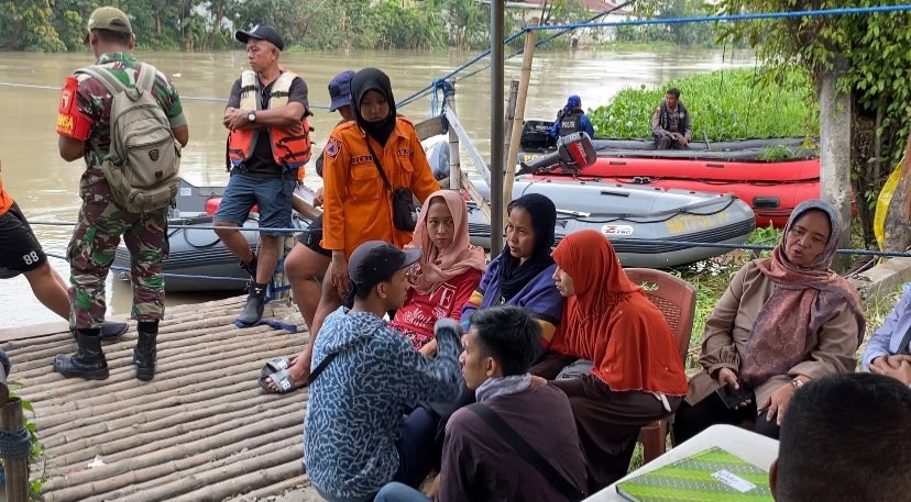 Keluarga korban perahu tenggelam di Jalan Mastrip. (Foto: Andhi Dwi/Ngopibareng.id)