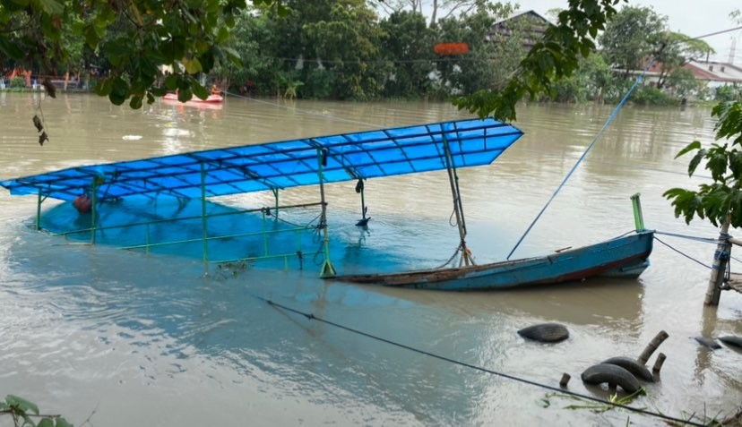 Perahu di Sungai Brantas yang tenggelam pada Sabtu, 25 Maret 2023 (Foto: Andhi Dwi/Ngopibareng.id)