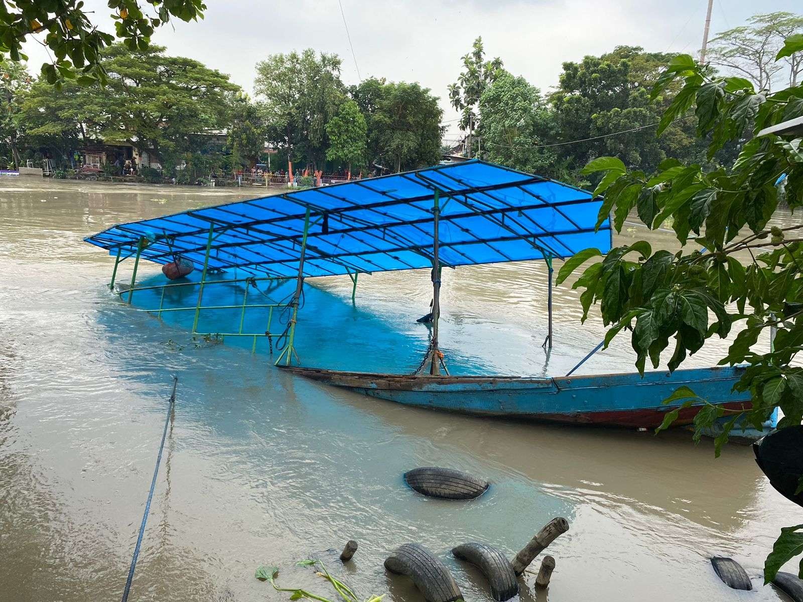 Insiden perahu terbalik terjadi di Jalan Mastrip, Kemlaten, Kecamatan Karangpilang Surabaya, terjadi Sabtu, 25 Maret 2023, pagi. (Foto: Andi Dwi/Ngopibareng.id))