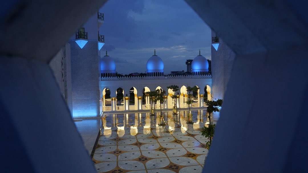 Masjid Raya Syaikh Zeyed Solo, keindahan waktu malam. (Foto: dok/ngopibareng.id)