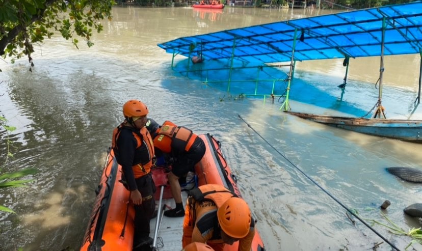 BPBD Surabaya melakukan pencarian korban perahu tenggelam di Sungai Brantas (Foto: Andhi Dwi/Ngopibareng.id)