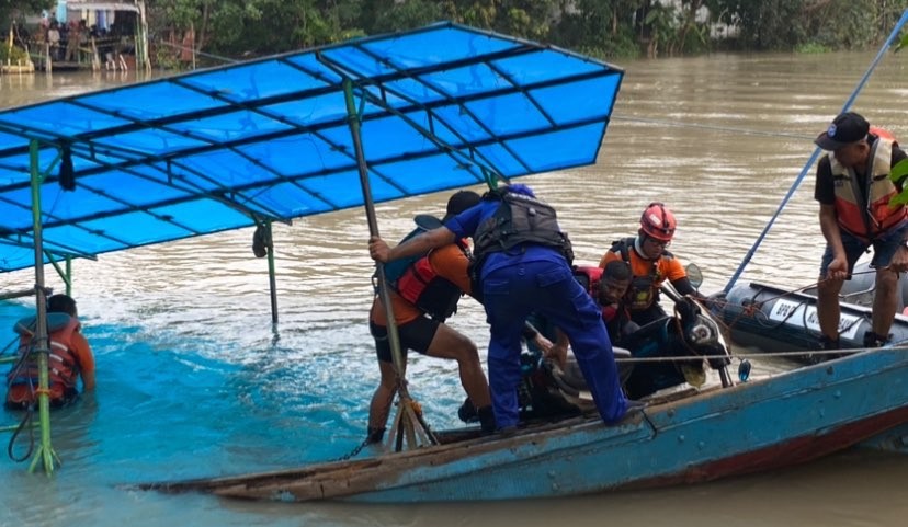 Petugas gabungan evakuasi sepeda motor dari perahu tenggelam di Surabaya. (Foto: Andhi Dwi/Ngopibareng.id)