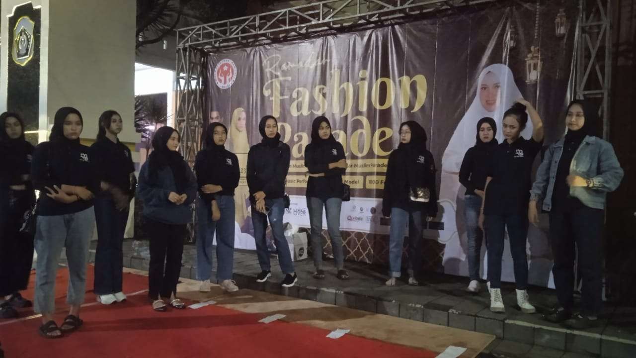 Sejumlah model menampilkan busana muslim karya desain asli Lamongan dalam gladi bersih Ramadan Fashion Parade yang akan digelar Sabtu, 25 Maret 2023 sore. (Foto: Imron Rosidi/Ngopibareng.id)