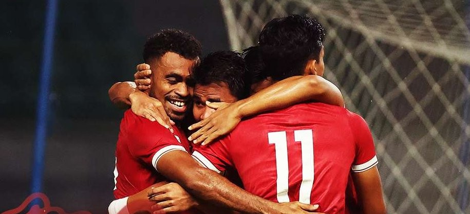 Para pemain Indonesia merayakan gol Yakob Sayuri ke gawang Burundi