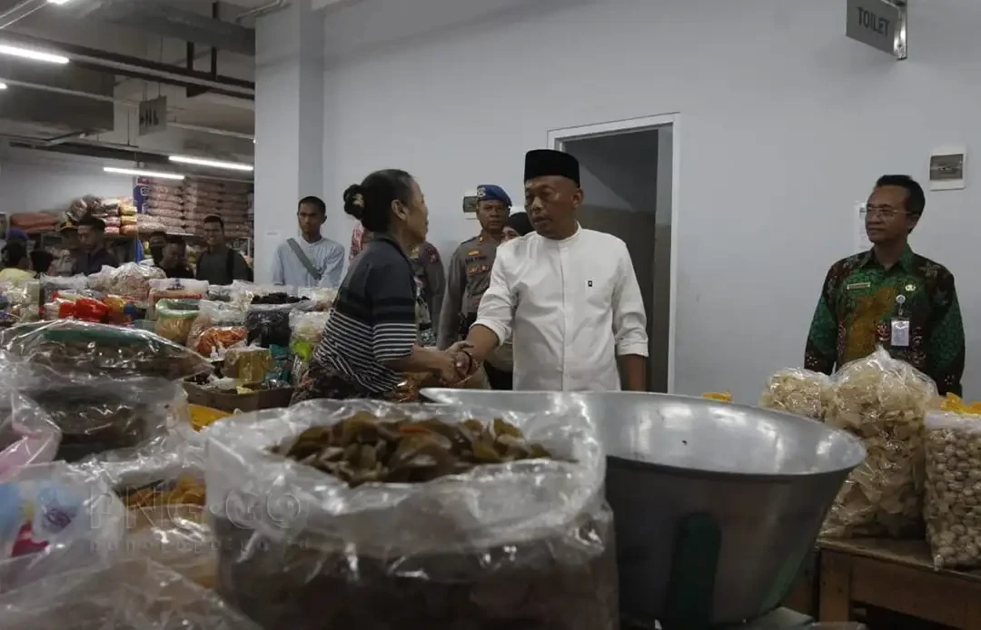 Bupati Ponorogo Sugiri Sancoko mendatangi beberapa tempat di Pasar Legi, guna mengecek harga kebutuhan pokok awal-awal bulan Ramadan, pada Jumat 24 Maret 2023. (Foto: dok. Kominfo Ponorogo)