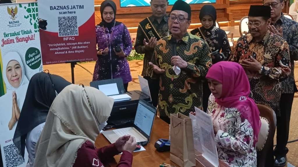 Gubernur Jatim, Khofifah Indar Parawansa menyerahkan zakat kepada Baznas Jatim di Gedung Negara Grahadi, Surabaya, Minggu 26 Maret 2023. (Foto: Fariz Yarbo/Ngopibareng.id)