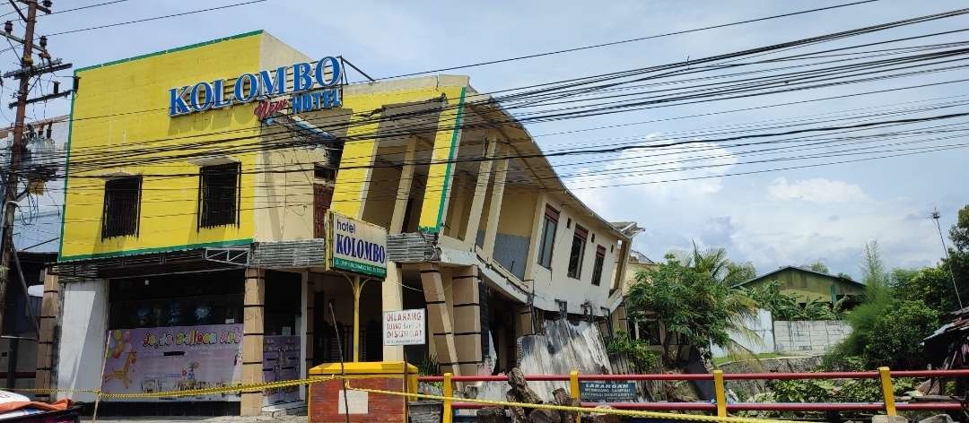 Hotel Kolombo di Kediri nyaris ambruk akibat tanahnya tergerus arus sungai Kaliombo.(Foto: Fendhy Lesmana/Ngopibareng.id)