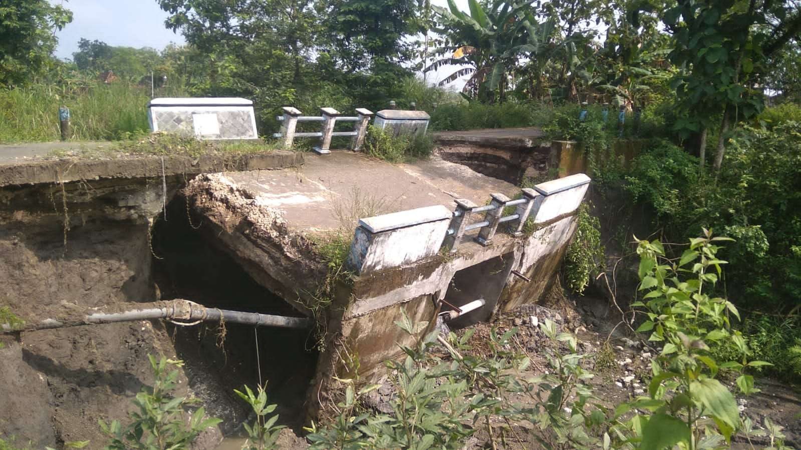 Jembatan ambrol di Desa Kaliombo Kecamatan Purwosari Kabupaten Bojonegoro (Ahmad Sampurno/ Ngopibareng.id)