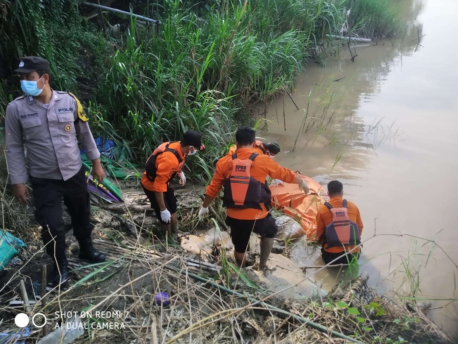 Tim gabungan tengah mengevakuasi jenazar Mr X yang ditemukan mengapung di Sungai Bengawan Solo, pada Minggu 26 Maret 2023. (Foto: dok. BPBD Bojonegoro)